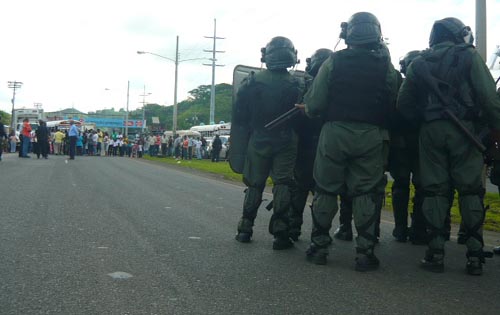 Las unidades del control de multitudes llegaron al lugar de la protesta, pero no intervinieron. Foto/Delfia Cortez