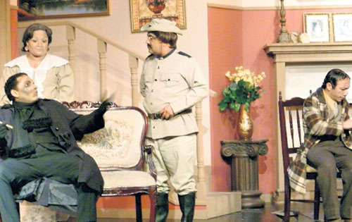 <p>A. Tapia. (derecha) en Pueblo chico, infierno grande.</p>