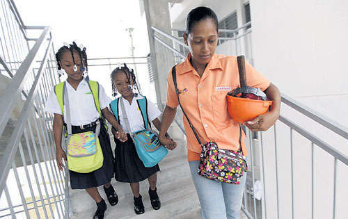<p>Escuela. Josué y sus hijas Sashenka y Sashira.</p>