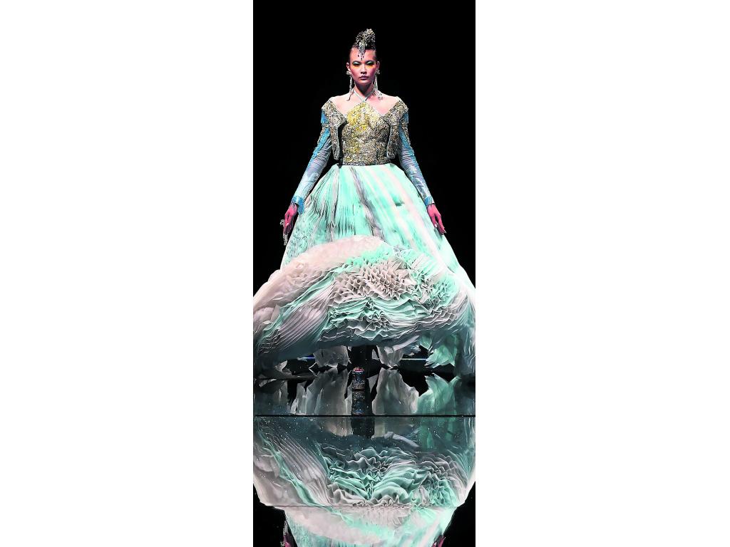 Volumen. Las telas vaporosas fueron un complemento en la colección. Los diseños estilo princesa estuvieron a la orden del día en el desfile.(Efe)