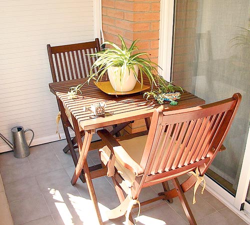 <p>Terraza. Si es pequeña, usa muebles livianos.</p>