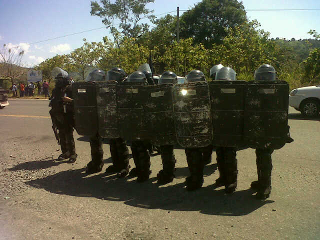 Las unidades policiales impiden que los indígenas cierren nuevamemte la vía. Foto/Mayra Madrid<br>