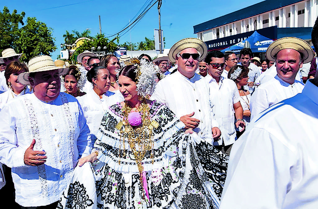 Personalidad. La Primera Dama, abanderada del evento.()