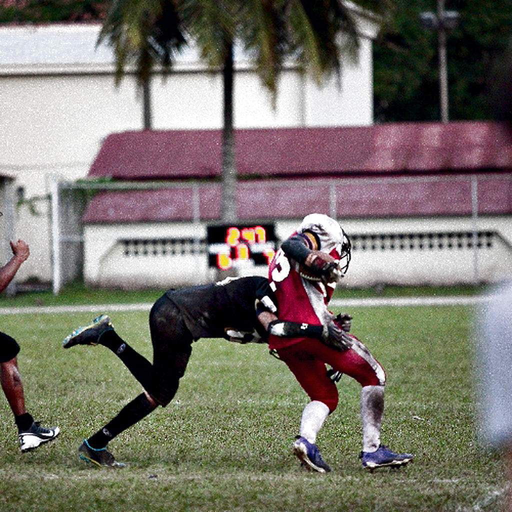 Un jugador de los Saints bloquea a un corredor.()