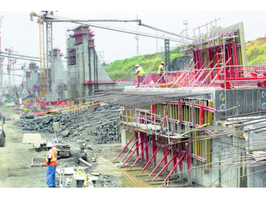 La culminación de los trabajos de ampliación del Canal de Panamá se proyectan para 2015, y la Junta Directiva de la ACP debe establecer los peajes por cobrar, lo que podría definirse a principio del próximo año.(Archivo)