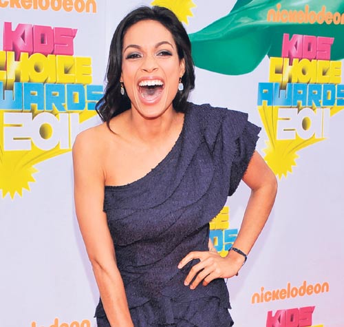 <p>Rosario Dawson apostó por lo corto. Lució un estilo asimétrico en tono azul gastado de una sola manga, con caídas y cluch en contraste.</p>