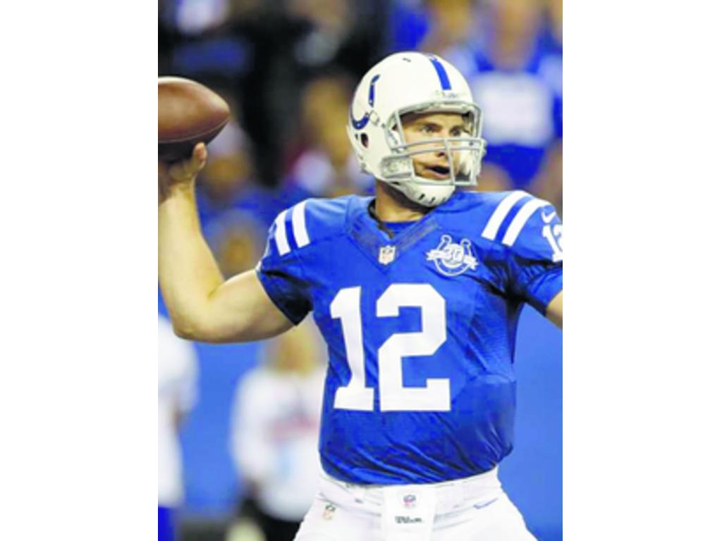 Andrew Luck logró tres pases de anotación para superar a Peyton.(AP )