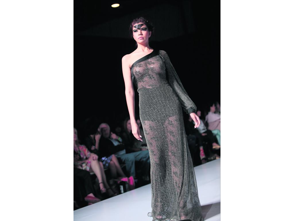 Moda. Un traje muy revelador debido a sus elegantes transparencias. Un look sensual para sobresalir.()