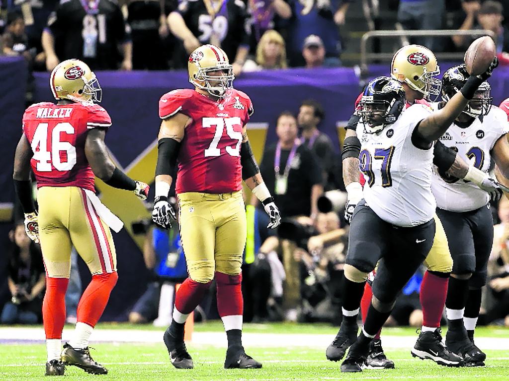 Arthur Jones (97) reacciona tras recuperar un fumble. (AP)