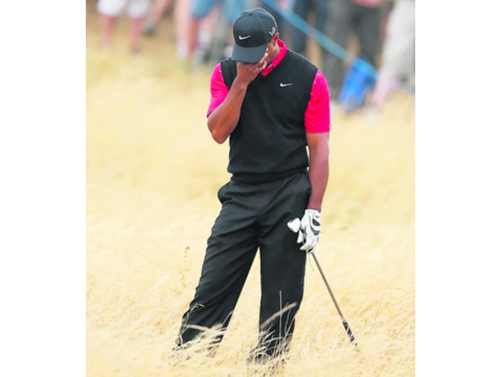 Tiger Wodds no escondió su frustración durante la jornada de ayer. (AP)