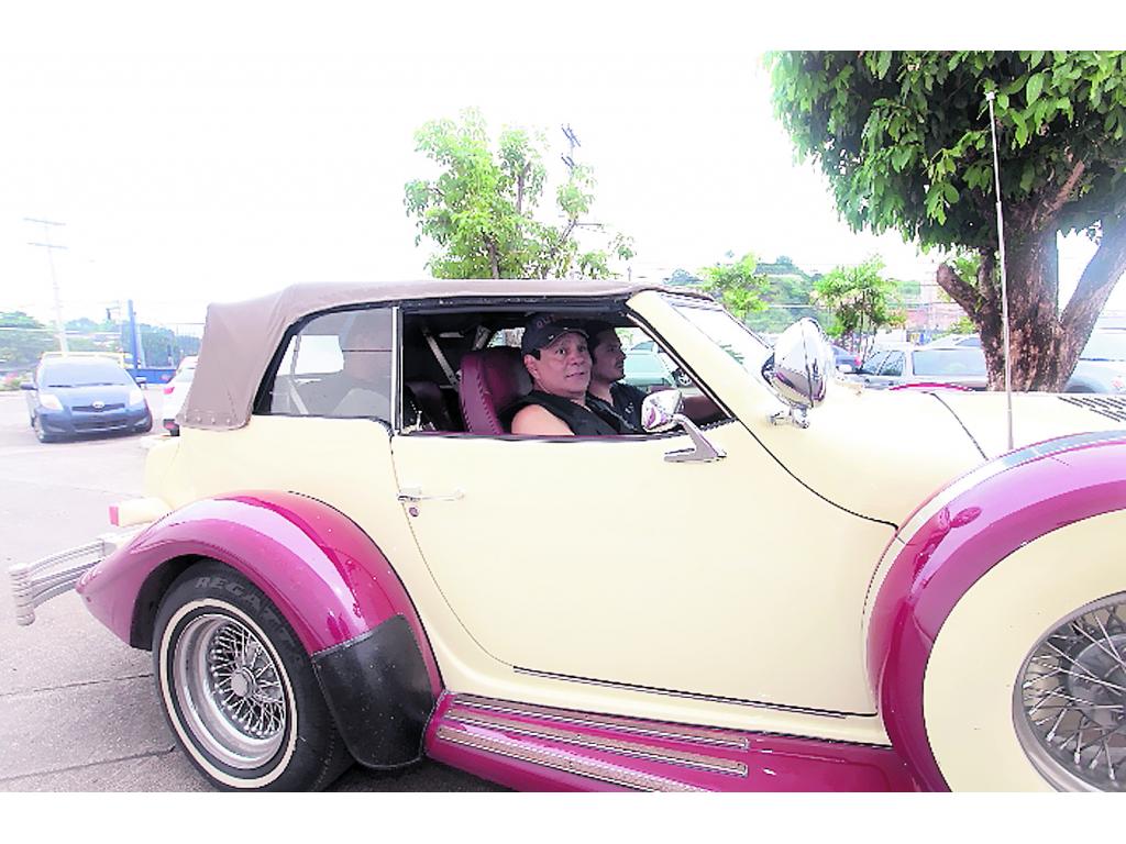 Clase. El Cholo estaba emocionado en su auto.()