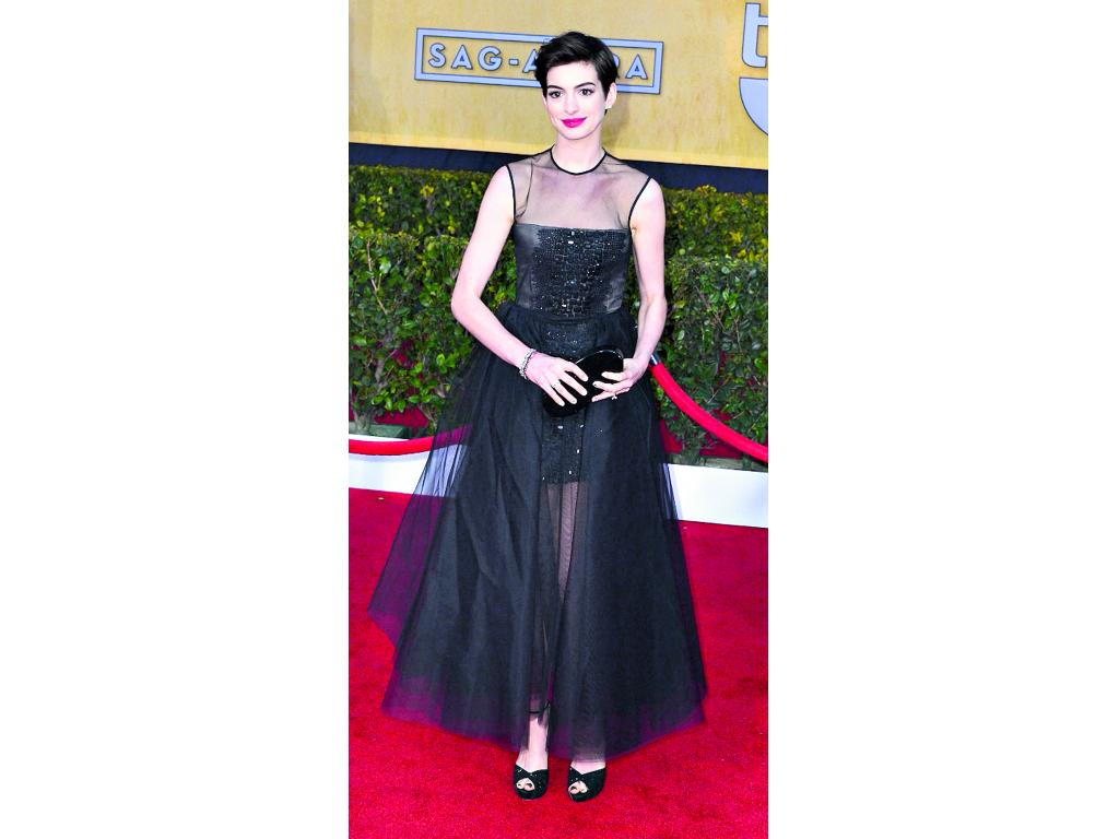 No fue solo una de las mujeres premiadas de la noche, sino una de las mejor vestidas. Ese exquisito traje largo, en negro, con delicadas transparencias le daba un toque inocente y al mismo tiempo sensual, muy favorecedor para su belleza y su figura. Para