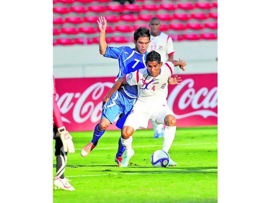Carlos Rodríguez (dcha.), de Panamá, fue el flanco débil de la zaga.(Cortesía Periódico Al Día)