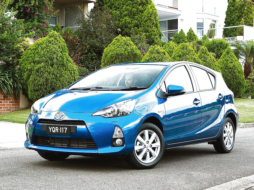 El Toyota Prius C. Cuenta con un motor eléctrico y de combustión al mismo tiempo, el cual reduce hasta un 75% las emisiones de dióxido de carbono. Tiene precio de $26 mil 950.