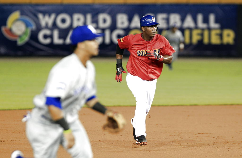 El jugador colombiano Edgar Rentería (d) corre entre las bases ante la novena de Nicaragua. Foto/EFE<br>