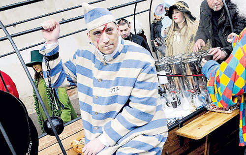 <p>República Checa. Gente disfrazada desfila en el Carnaval de Praga.</p>