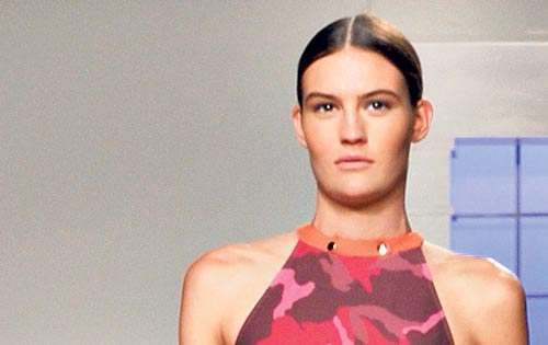 <p>El estampado camuflaje tiene un toque chic para las prendas de baño a juego con bolsos geométricos y estructurados. </p>