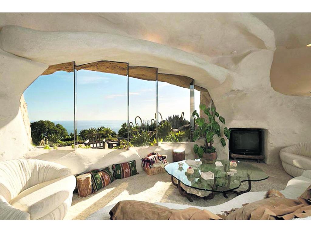 Sala. Espacio y sillones acordes a la Edad de Piedra.()
