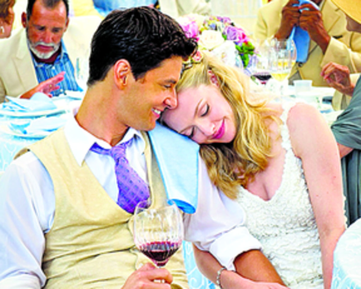 Topher Grace y Amanda Seyfried, la joven pareja.