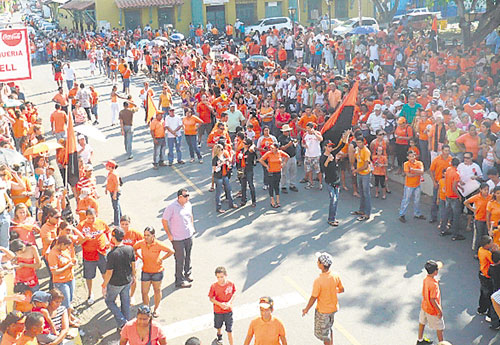 <p>Fiesta. Santeños abarrotaron el Parque Simón Bolívar.</p>