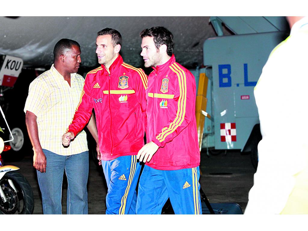 Fichas. Roberto Soldado, del Valencia (izq.), junto a Juan Mata (Chelsea).()