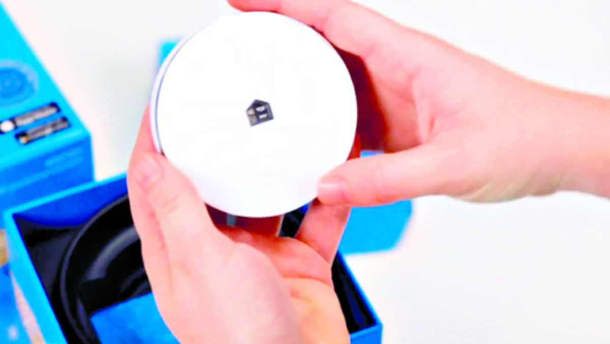 Spotter. Es un sensor que permite parapretar la temperatura y humedad de un ambiente, entre otros factores, y enviar los datos a un dispositivo móvil que habíamos sincronizado.