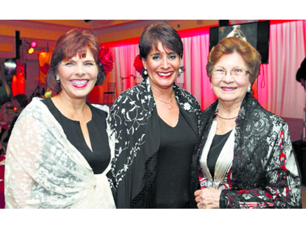5. Ana Victoria Garuz, Roxana de Garuz y Tita de Garuz.