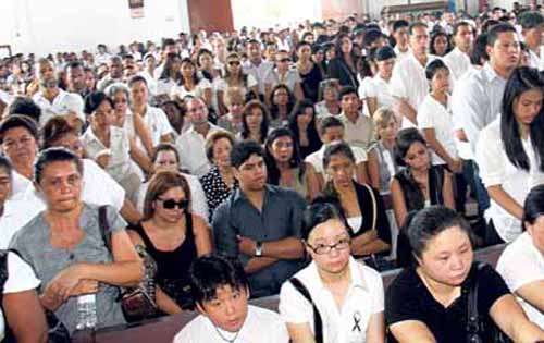 <p> Misa. El dolor era evidente en los rostros.</p>