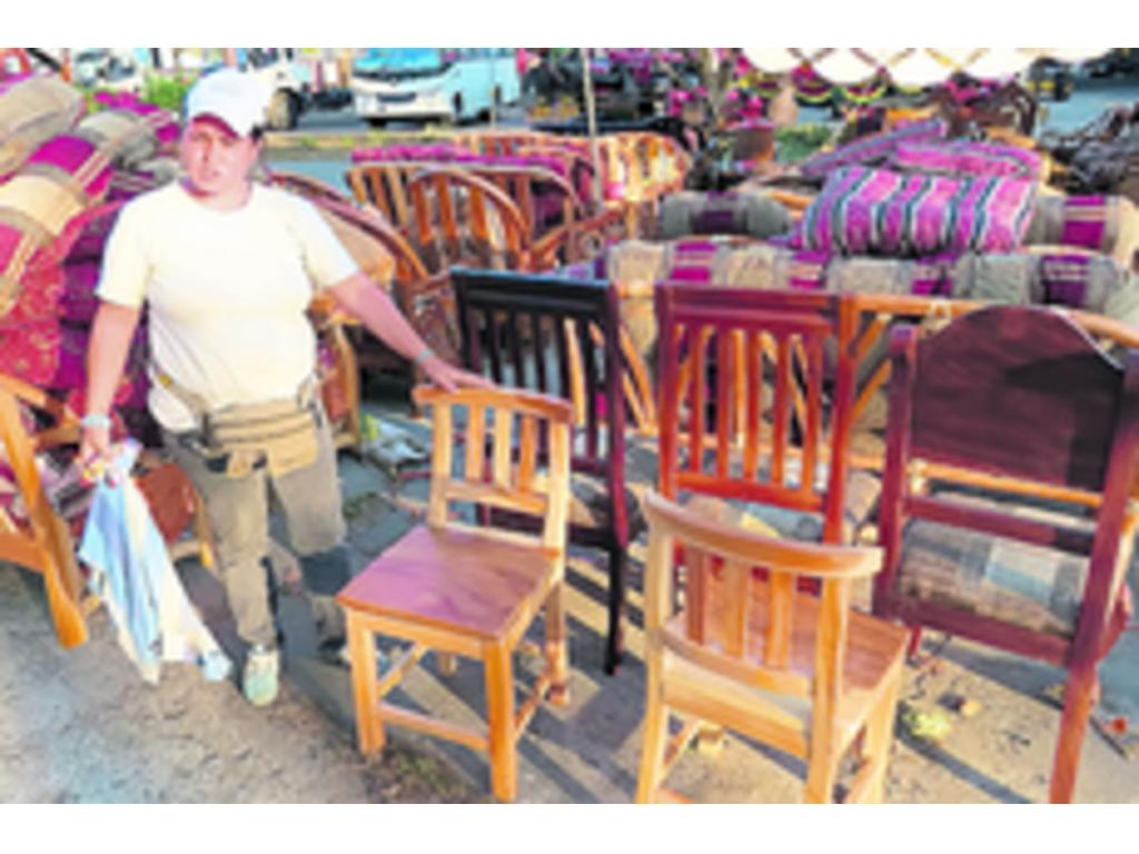 Desde Nicaragua vienen a vender bellos y originales muebles.(Damaris Flores)