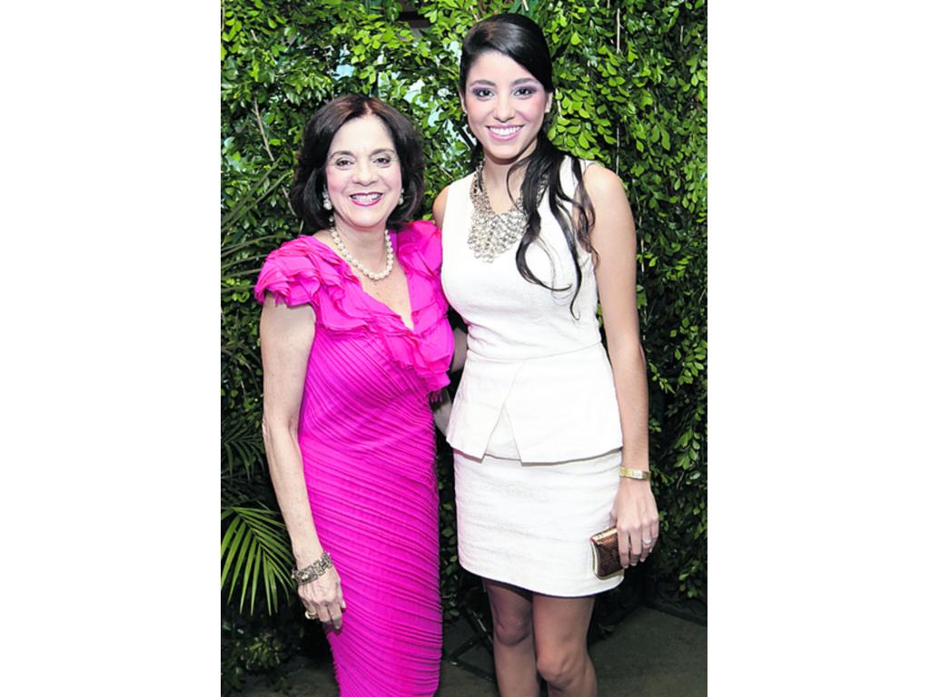 4. Mariela de Chanis y Ana Sofía Errigo Chanis.