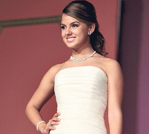 <p>Ana Lucía Tejeira Healy, radiante con un traje con escote strapless y detalles en pedrería Swarovski. </p>