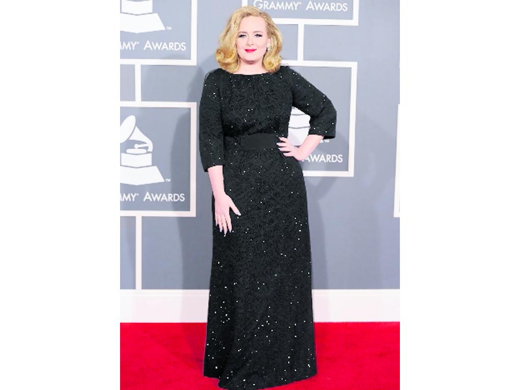 Adele acepta su figura.()