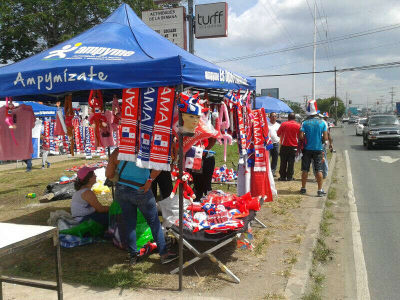 A las afueras del estadio Rommel Fenández, se puede encontrar de todo para los fánaticos.Foto/Luis Abrego.<br>
