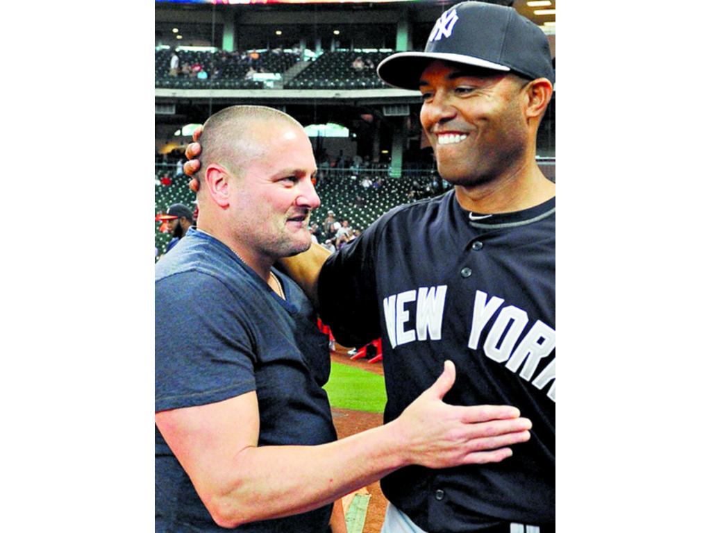Chuck Knoblauch (izq.) estuvo presente en la despedida de Mo.(AP)