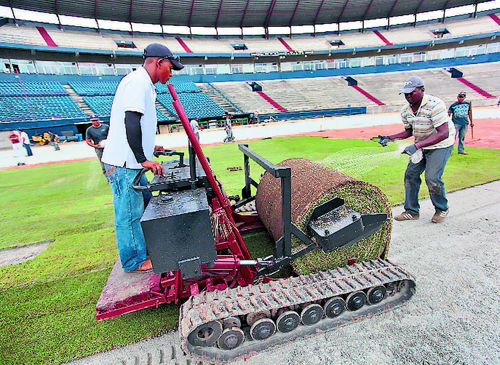 Instalación. Máquina que pone los rollos del césped.(Anayansi Gamez)