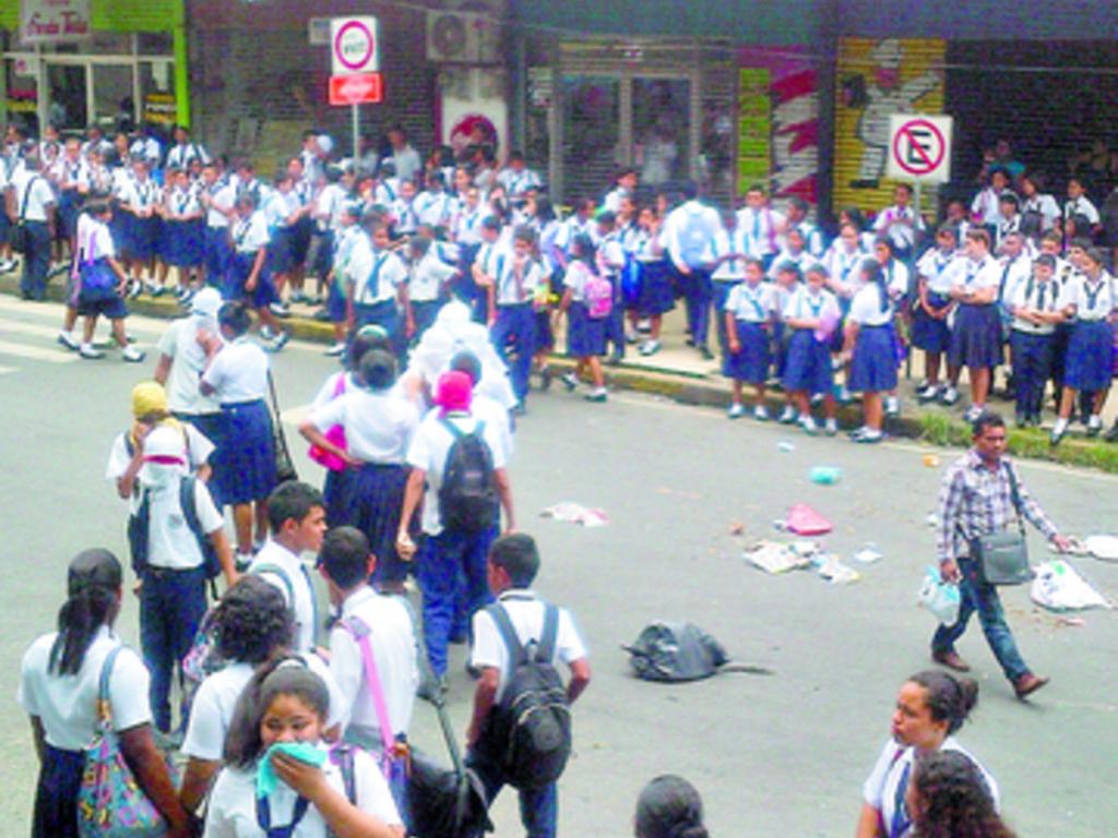 Alumnos del Instituto Nacional salieron a protestar a las calles por la finalización de medida adoptada por educadores, pero el resultado fue unos 25 institutores retenidos y la suspensión de clases.