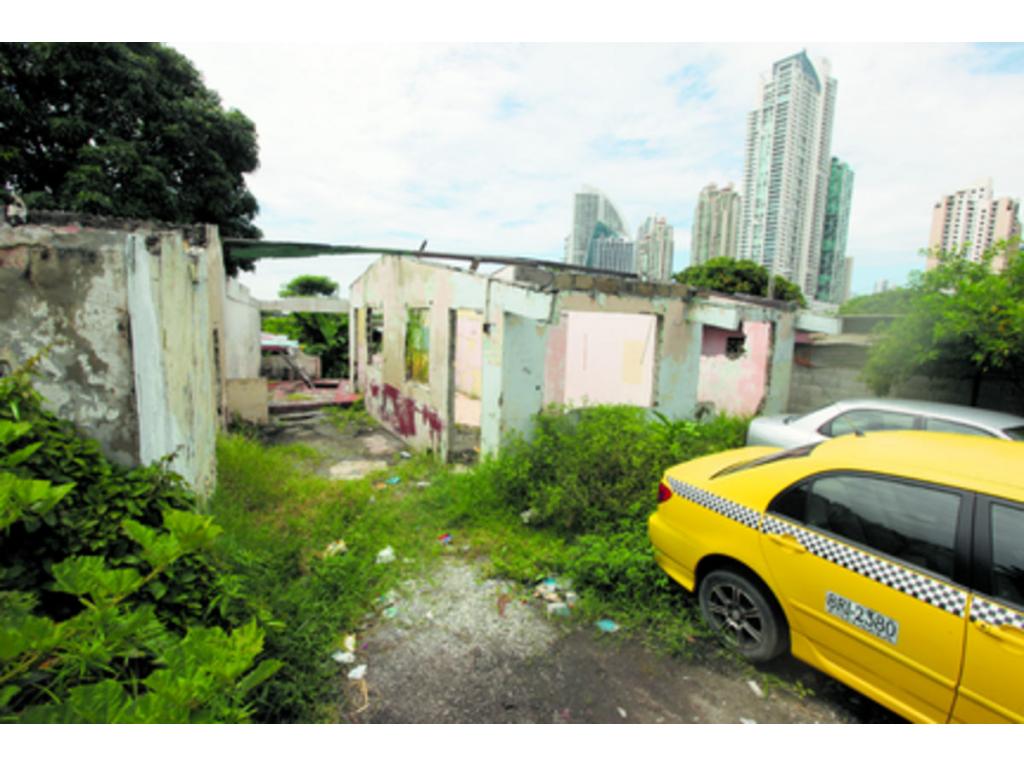 En varios de los seis sectores que complementan este barrio existen casas abandonadas que fueron vendidas por sus propietarios. Algunos residentes comentan que en esos sitios se esconden delincuentes y miembros de bandas para planificar sus fechorías.