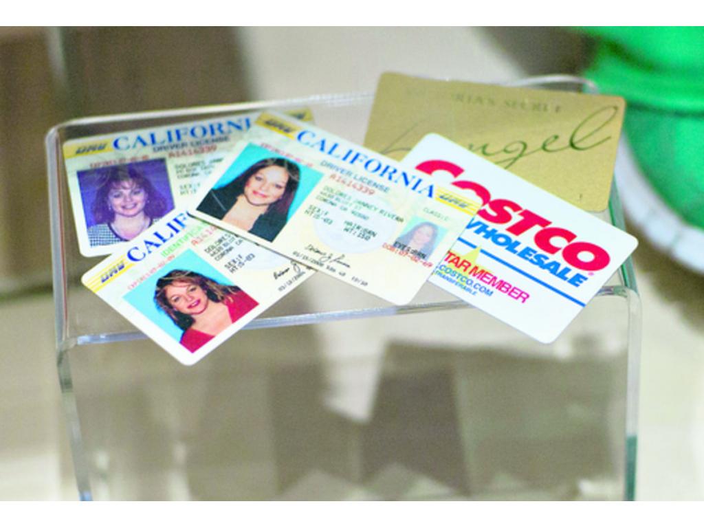 Detalles tan personales como licencias de conducir y sus tarjetas.