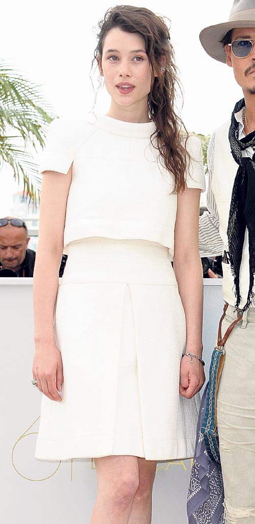 <p>Astrid Berges Frisbey, mucho más sencilla para la ocasión, eligió este diseño blanco con mangas acompañado de zapatos peep toe en color rojo vino.</p>