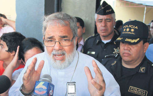 <p>Sosiego. Después de negociar la paz, se dirigió a los medios en las afueras del penal.</p>