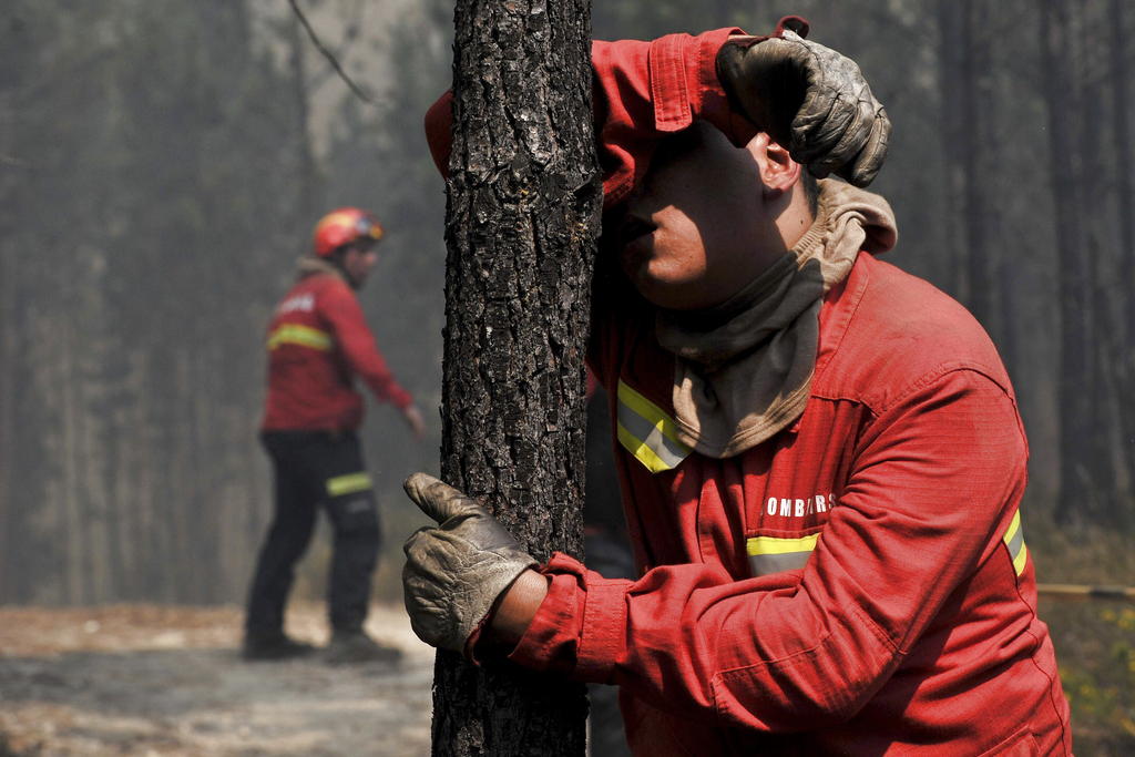 Más de 1.000 bomberos y soldados se han empleado para combatir los diecinueve incendios forestales que se han declarado este verano en Portugal. Foto/EFE<br>