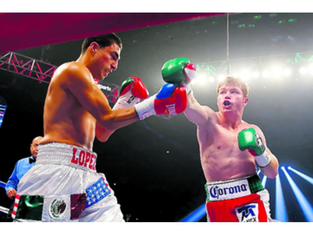 Josesito López estaba convencido de que le ganaría al Canelo, pero este fue mejor y lo venció en el quinto asalto por KOT, el 15 de septiembre de 2012.(AP)