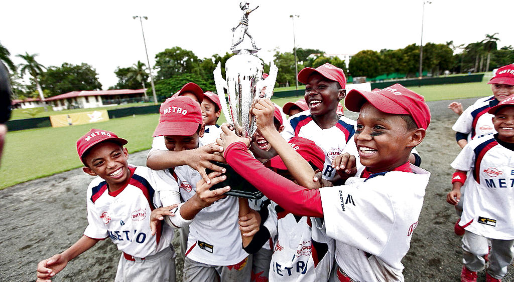 Momentos en que la novena de Panamá Metro B celebra su triunfo al vencer al equipo de la provincia de Coclé, en reñido partido que tuvo un resultado de 10-9.()