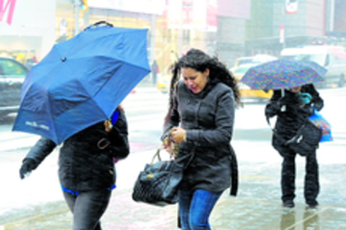 En las calles de Nueva York miles de personas salen, pese al frío.(AP)