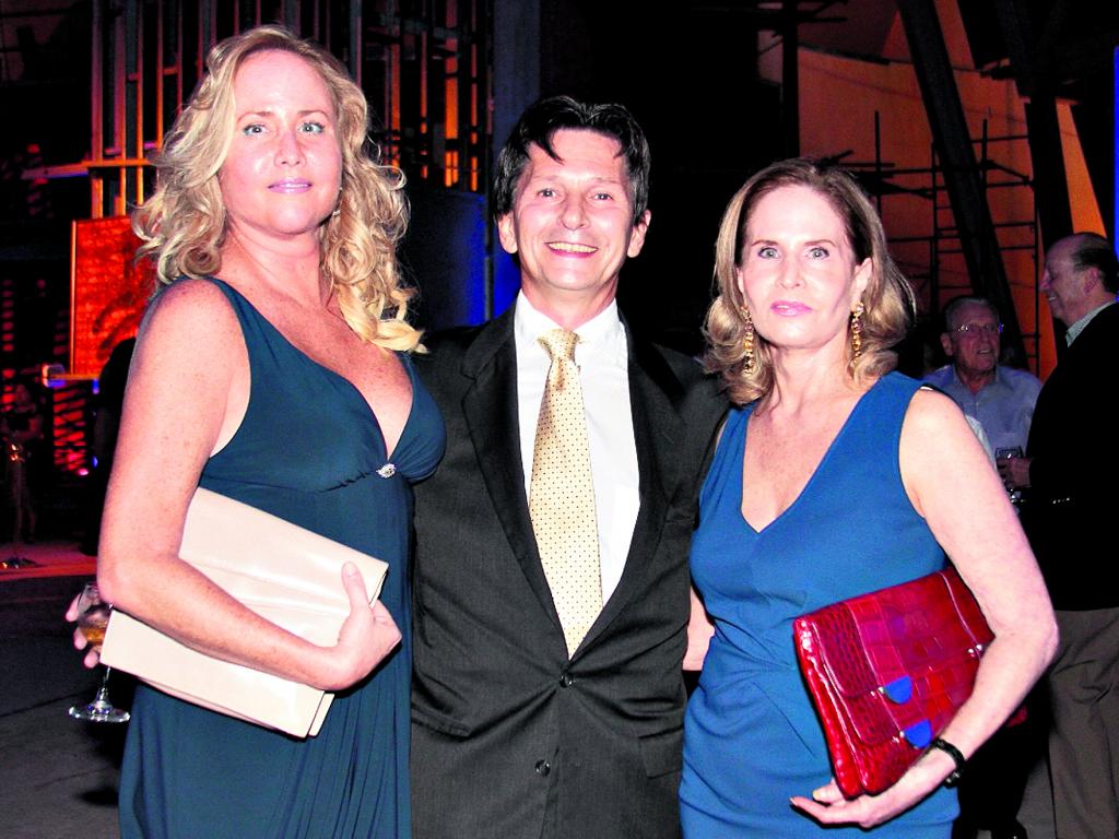 3. Alma Samos Robles, Miguel Irisarri y Alma Robles Chiari.()