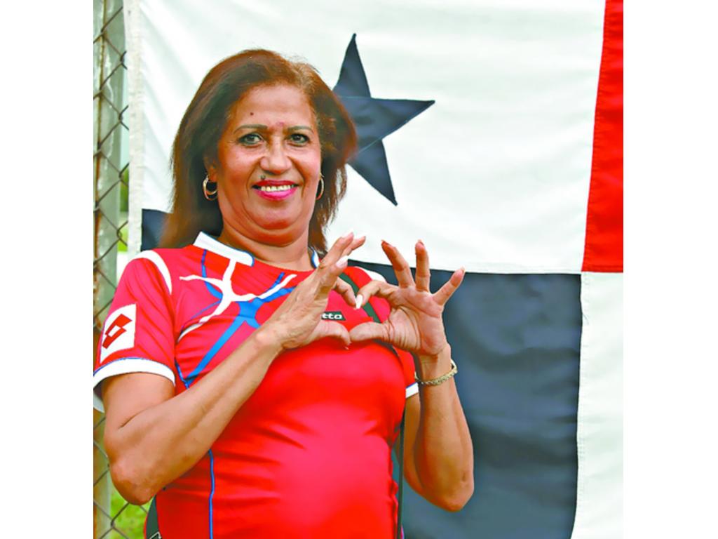 2. Los seguidores se emocionaban con cada jugada de la Roja.