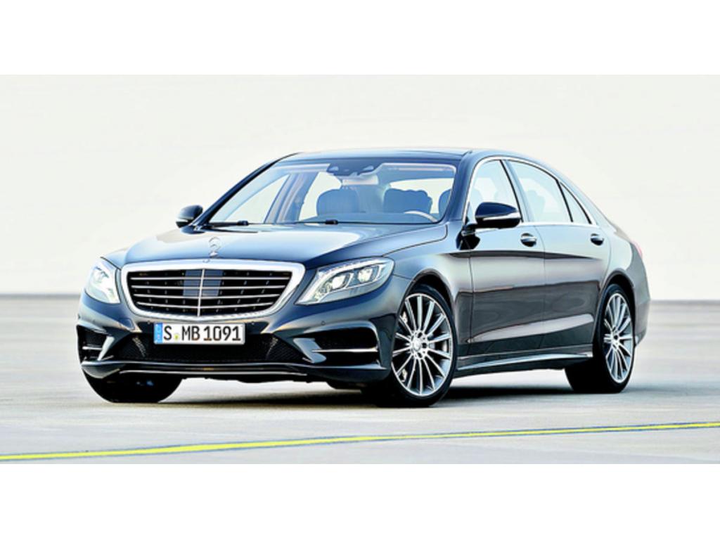 Esta gran berlina de lujo se presenta en dos configuraciones y estrena un sistema de suspensión inteligente capaz de detectar con antelación ondulaciones en la carretera.()