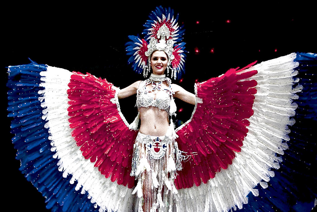 Creación. Maricely con el diseño de César DCastro.(EFE.)