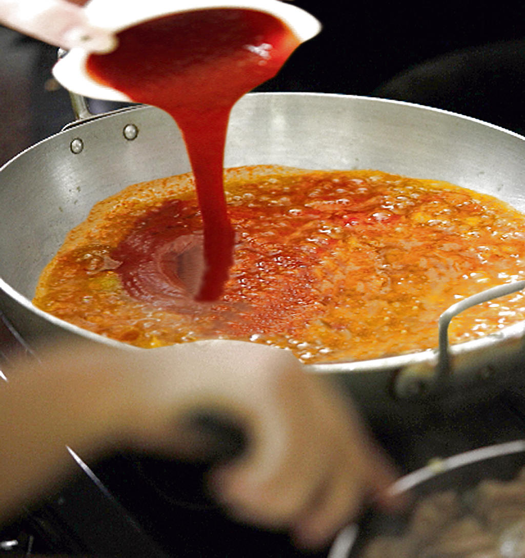 Agregue la salsa de tomate Naturas, pimienta y sal. Mezcle bien.()