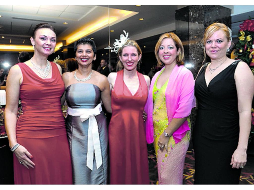 9. Janet Macdonald, Shiron Murphy, Tamara Collard, Coraly Castillo, Lorna Calderón.